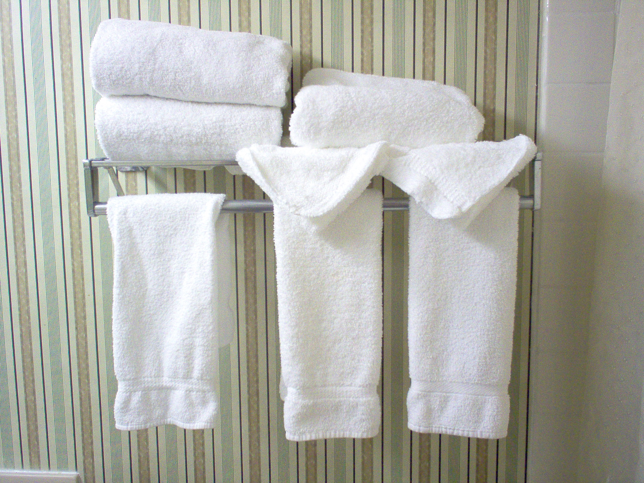 Полотенца нужно менять. Полотенца в отеле. Полотенца в ванной. Полотенца в гостиничном номере. Номера на полотенца.